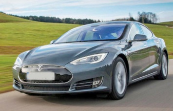 В США полиция остановила Tesla на автопилоте. Водитель спал