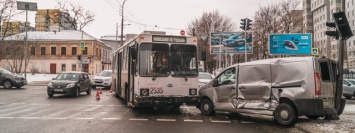 В Днепре на проспекте Поля столкнулись троллейбус и Peugeot: пострадали 3 человека
