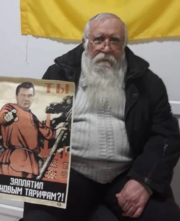 В Мариуполе пенсионер расклеивал плакаты с Януковичем в образе красногвардейца