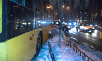 Отказали тормоза: на столичном бульваре Шевченко троллейбус вылетел на тротуар (фото)
