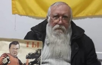 В Мариуполе пенсионер расклеивал плакаты с Януковичем - красногвардейцем
