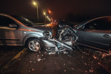 В Киеве лоб в лоб столкнулись Chevrolet и Skoda: пострадали два человека