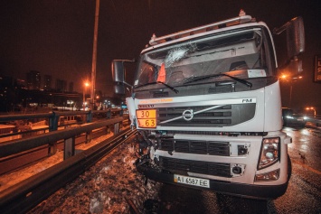 Ночью в Киеве бензовоз врезался в отбойник и блокировал Столичное шоссе. Фото