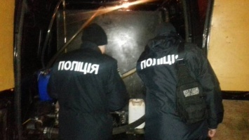 В Николаеве на ж/д дороге задержали молодчиков, пытавшихся украсть 2 тонны топлива