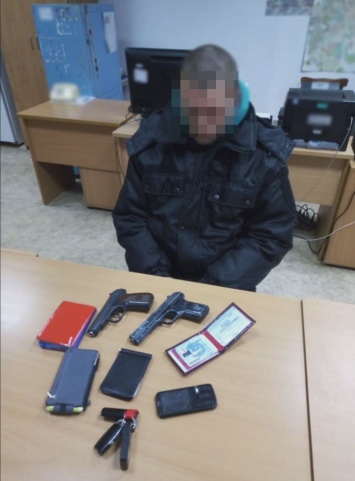 В Крыму задержали мужчину, который «рисовался» поддельным удостоверением сотрудника спецслужбы