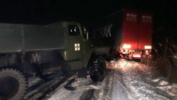 На Полтавщине грузовики застревают в снежных заносах (фото)