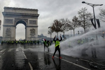 Французские власти решили отложить повышение цен на топливо из-за протестов