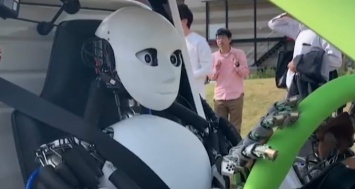 Гуманоидного робота научили водить машину