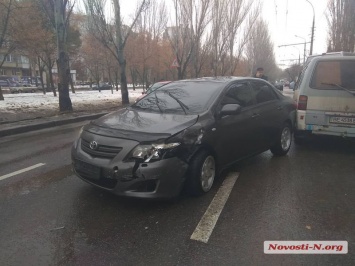 В центре Николаева столкнулись пять машин, проспект Центральный парализован
