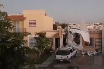 В Мексике самолет упал на жилой дом, четверо погибших