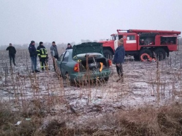В Запорожской области из-за скользких дорог три автомобиля вылетели в кювет: есть пострадавшие