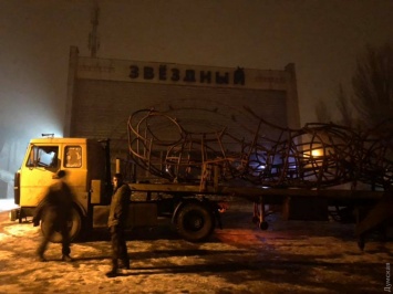 Огромную "Любовь" одесского скульптора начали устанавливать в сквере на поселке Котовского