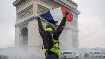 Баррикады в Париже: что нужно знать о протестах "желтых жилетов"