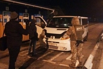 Водитель микроавтобуса задержан за перевозку граждан в РФ через оккупированный Крым