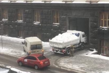 Зачем в Кабмин везут полные грузовики снега - невероятные фото и версии из Соцсетей