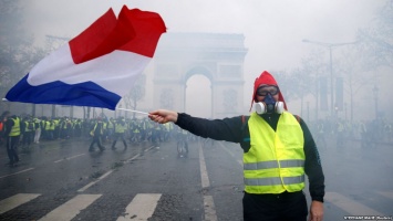 Правительство Франции отменило повышение тарифов на топливо после массовых протестов