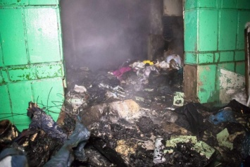 Люди едва не погибли в киевской многоэтажке из-за мусора