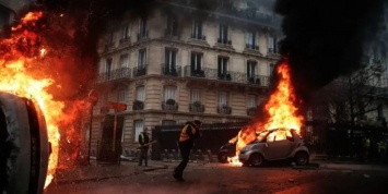 Париж капитулировал перед митингующими и заморозил рост цен на топливо