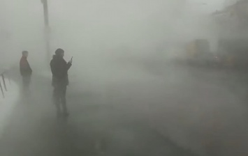 Прорыв трубы: проспект в Киеве затянуло туманом