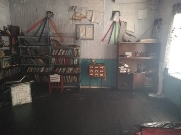 На Николаевщине горел неработающий дом культуры - пожарные библиотеку спасли