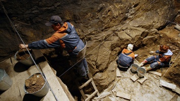 В Денисовой пещере на Алтае нашли диадему каменного века из бивня мамонта
